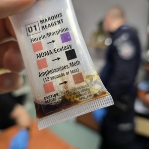 zdjęcie przedstawia narkotester