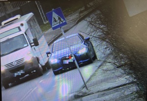 zdjęcie przedstawia samochody na drodze