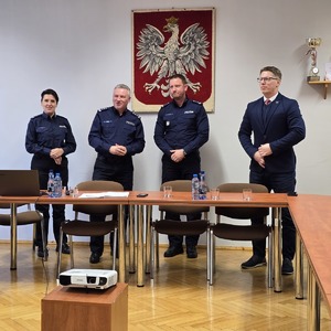 zdjęcie przedstawia policjantów i prezydenta podczas pożegnania naczelnika