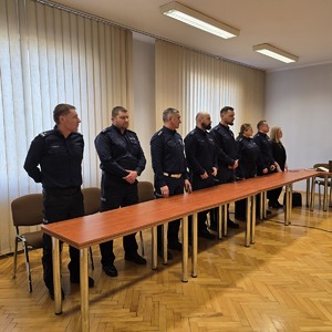 zdjęcie przedstawia policjantów podczas pożegnania naczelnika