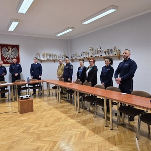 zdjęcie przedstawia policjantów i prezydenta podczas pożegnania naczelnika