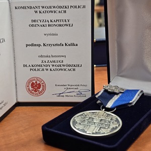 zdjęcie przedstawia medal i legitymacja
