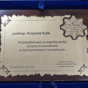 zdjęcie przedstawia tablica pamiątkowa