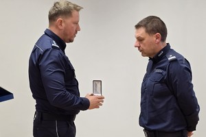 zdjęcie przedstawia komendanta wojewódzkiego wręczającego medal