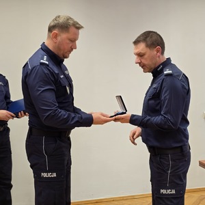 zdjęcie przedstawia komendanta wojewódzkiego wręczającego medal