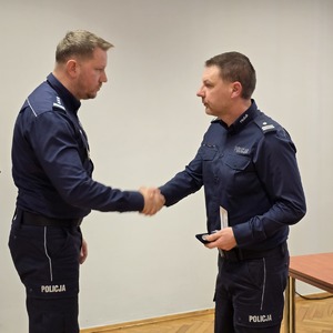 zdjęcie przedstawia komendanta wojewódzkiego wręczającego medal