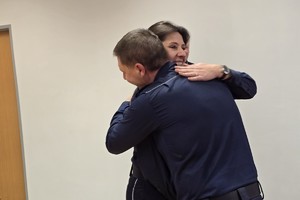 zdjęcie przedstawia Panią Komendant żegnającą naczelnika