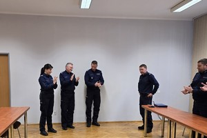 zdjęcie przedstawia policjantów żegnających naczelnika