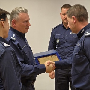 zdjęcie przedstawia policjantów żegnających naczelnika