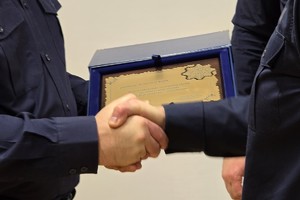 zdjęcie przedstawia zbliżenie na uścisk dłoni