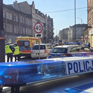 zdjęcie przedstawia policjantów na miejscu zdarzenia drogowego