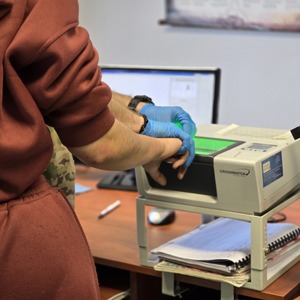 zdjęcie przedstawia czynności wykonane z zatrzymanym rodzeństwem