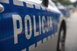 grafika przedstawia napis policja na radiowozie