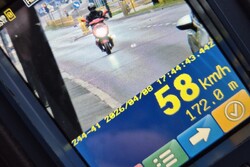 zdjęcie przedstawia pomiar motoroweru urządzeniem do mierzenia prędkości