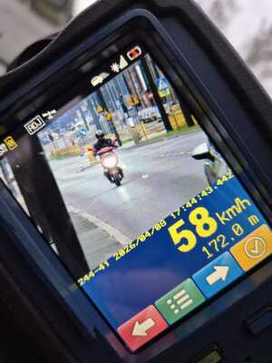 zdjęcie przedstawia pomiar motoroweru urządzeniem do mierzenia prędkości