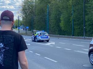 zdjęcie przedstawia policjantów na drodze kierujących ruchem