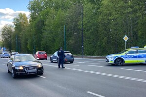 zdjęcie przedstawia policjantów na drodze kierujących ruchem