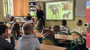 zdjęcie przedstawia policjantkę i strażnika miejskiego rozmawiającego z uczniami