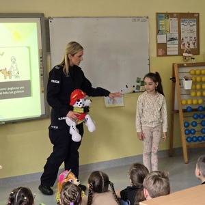 zdjęcie przedstawia policjantkę rozmawiająca z uczniem