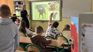 zdjęcie przedstawia policjantkę i strażnika miejskiego rozmawiającego z uczniami