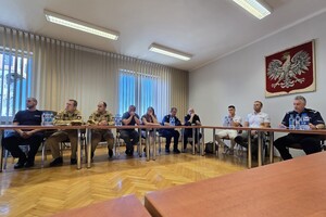 Uczestnicy ćwiczeń dowódczo-sztabowych FLYAWAY 2026 podczas odprawy w siedzibie Policji.