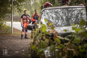 zdjęcie przedstawia medyków stojących przy wraku