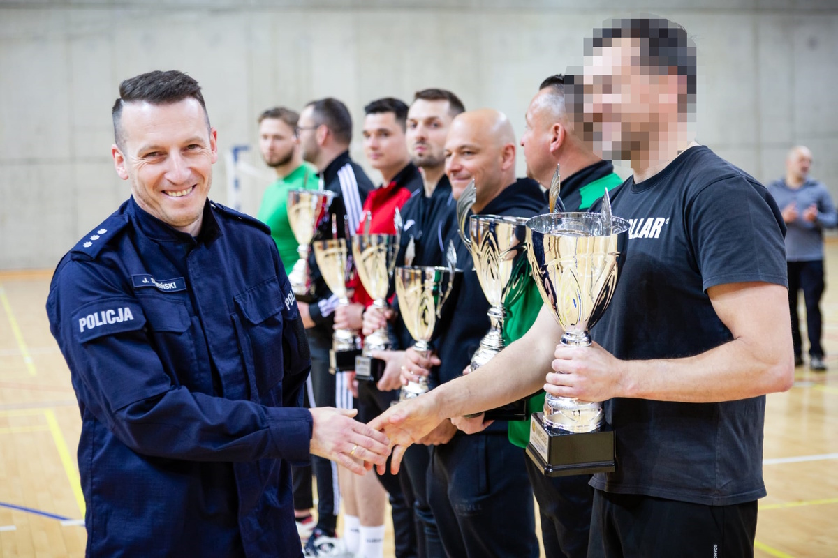 na zdjęciu policjant gratulujący zawodnikowi