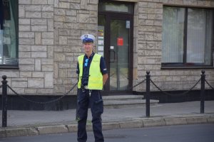 policjant podczas zabezpieczenia tour de pologne