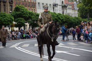 Na fotografii widać jadącego na koniu żołnierza.