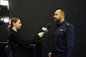 Na fotografii widać udzielającego wywiadu telewizji TG Stacja, oficera prasowego KPP Tarnowskie Góry podkomisarza Damiana Ciecierskiego