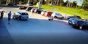 zdjęcie przedstawia monitoring na parking na którym sprawcy odjeżdżają samochodem po rozboju