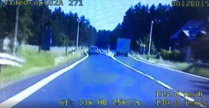 Zdjęcie przedstawiające widok z videorejestratora. Na zdjęciu widać drogę i dwa samochody. Jeden z samochodów nie zastosował się do nakazu jazdy z prawej strony znaku.