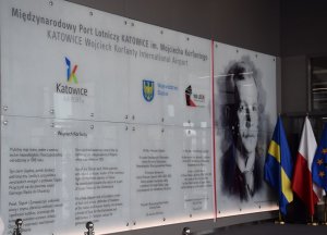 Na zdjęciu widać tablicę Wojciecha Korfantego - patrona lotniska w Katowicach-Pyrzowicach.