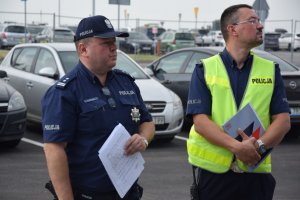 Na zdjęciu widać Komendanta Powiatowego Policji w Tarnowskich Górach młodszego inspektora Sławomira Bylickiego wraz z policjantem z drogówki.
