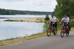 Na zdjęciu widać policyjny patrol rowerowy, który kontroluje koronę zalewu Nakło-Chechło.