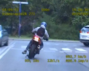 Na zdjęciu widać motocyklistę zbliżającego się do skrzyżowania