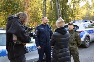 Oficer  prasowy Policji i Rzeczniczka WOT rozmawiają z dziennikarzami