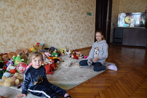dwie bawiące się dziewczynki na dywanie