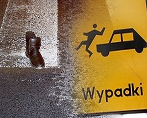 na zdjęciu fragment przejścia dla pieszych, na którym leży but, obok znak informacyjny &quot;wypadki&quot;