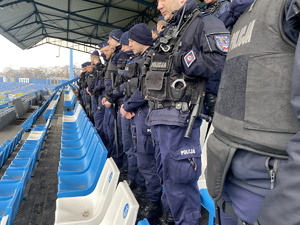 na zdjęciu policjanci stojący na trybunie stadionu