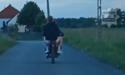 na zdjęciu osoby na motocyklu w trakcie jazdy po jezdni
