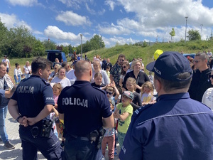 na zdjęciu policjanci przed tłumem dzieci i ich rodziców w trakcie spotkania