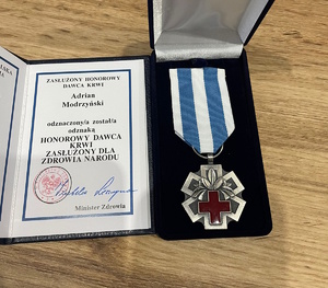 na zdjęciu legitymacja i medal honorowego krwiodawcy