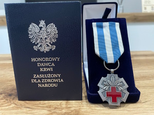 na zdjęciu okładka legitymacji i medal honorowego krwiodawcy