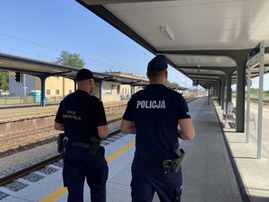 na zdjęciu policjant i sokista na peronie kolejowym