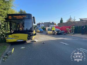 Na zdjęciu autobus miejski oraz samochód osobowy biorący udział w wypadku