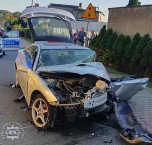 Na zdjęciu widoczny samochód osobowy po wypadku