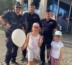 na zdjęciu policjanci pozujący do wspólnego zdjęcia z dziećmi