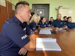 na zdjęciach policjanci przy stole w trakcie odprawy