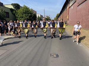 na zdjęciu czoło pochodu, gdzie młodzież niesie napis GWARKI